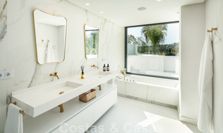 Elegant gerenoveerde eerstelijnsgolf villa te koop in het hart van de Golfvallei in Nueva Andalucia, Marbella 30025 