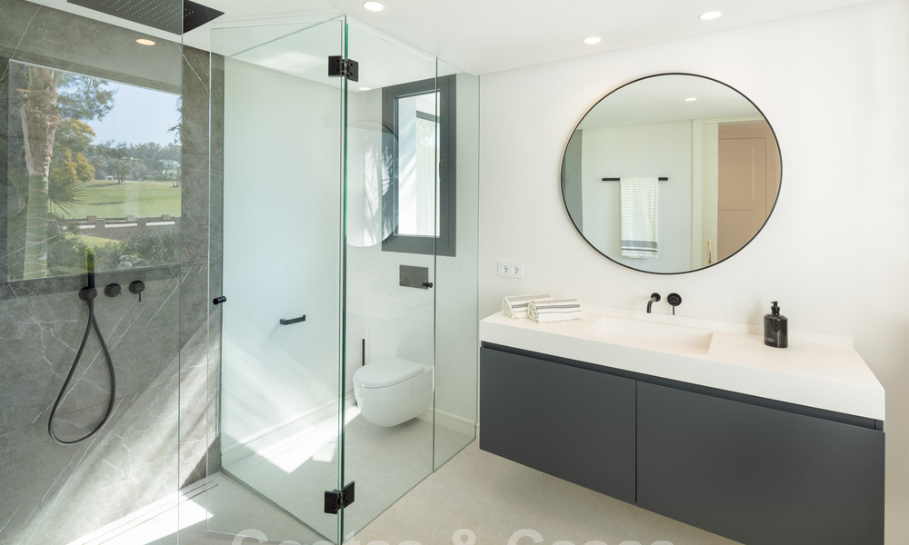 Elegant gerenoveerde eerstelijnsgolf villa te koop in het hart van de Golfvallei in Nueva Andalucia, Marbella 30035