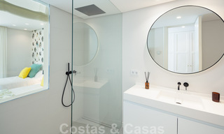 Elegant gerenoveerde eerstelijnsgolf villa te koop in het hart van de Golfvallei in Nueva Andalucia, Marbella 30036 