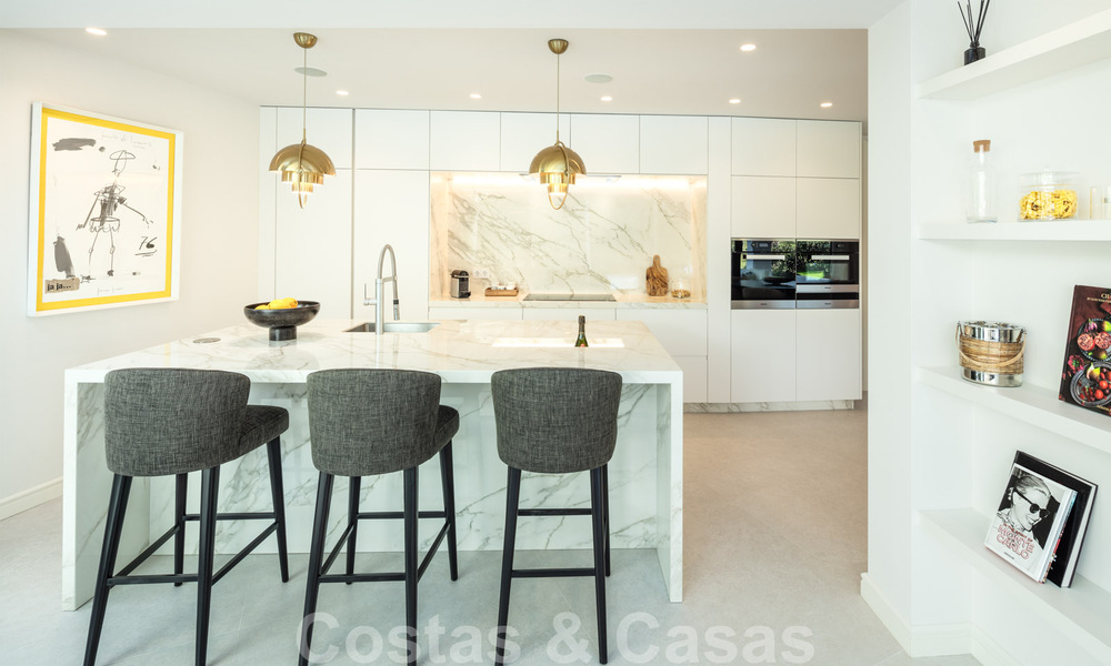 Elegant gerenoveerde eerstelijnsgolf villa te koop in het hart van de Golfvallei in Nueva Andalucia, Marbella 30041