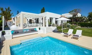 Stijlvol gerenoveerde villa te koop met prachtig uitzicht op de bergen in Nueva Andalucia - Marbella, op loopafstand van voorzieningen 30290 