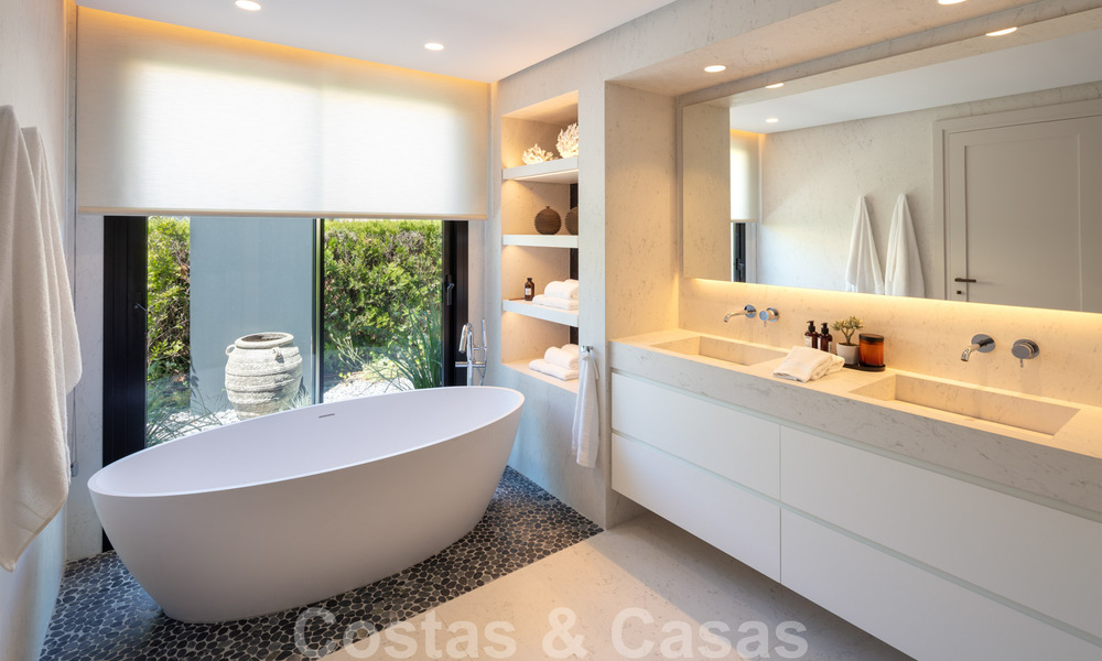 Stijlvol gerenoveerde villa te koop met prachtig uitzicht op de bergen in Nueva Andalucia - Marbella, op loopafstand van voorzieningen 30298