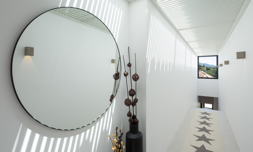 Stijlvol gerenoveerde villa te koop met prachtig uitzicht op de bergen in Nueva Andalucia - Marbella, op loopafstand van voorzieningen 30299