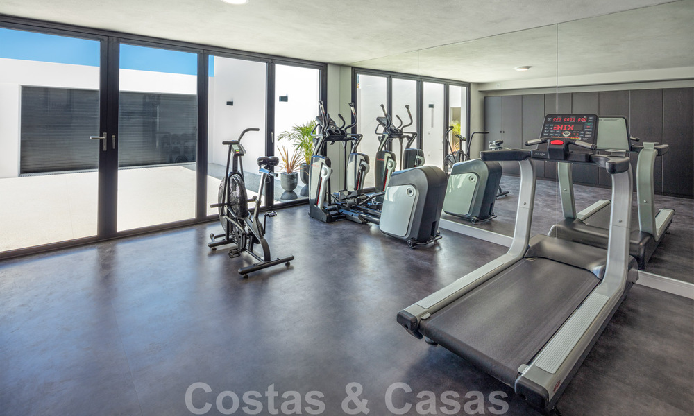 Stijlvol gerenoveerde villa te koop met prachtig uitzicht op de bergen in Nueva Andalucia - Marbella, op loopafstand van voorzieningen 30306