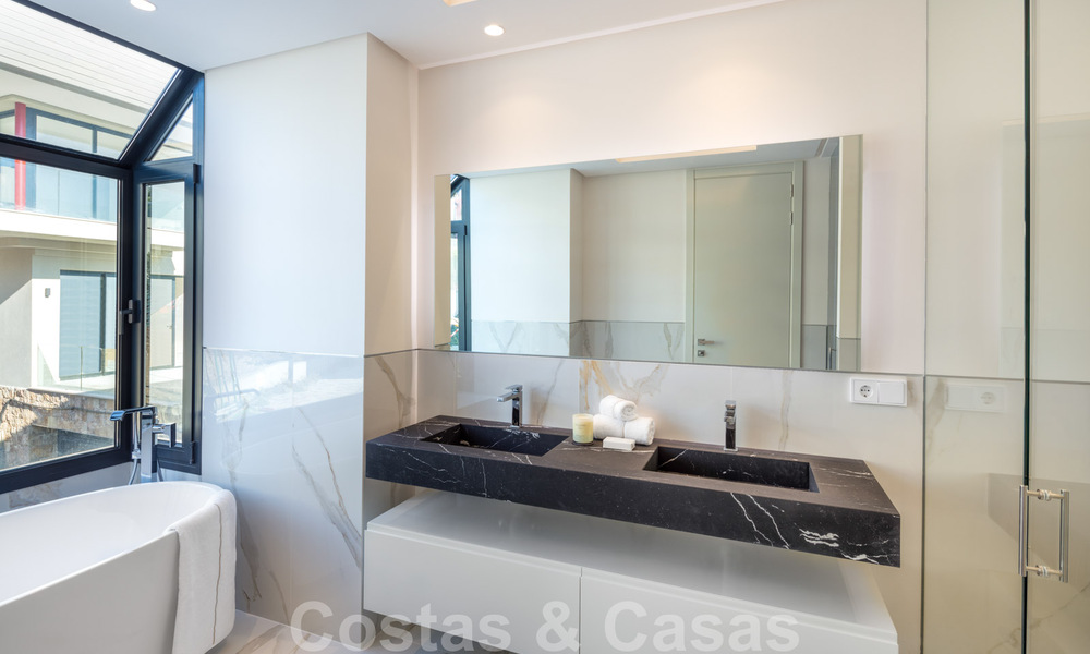 Laatste villa! Hedendaagse moderne nieuwbouw villa met zeezicht te koopin Nueva Andalucia, Marbella 30330