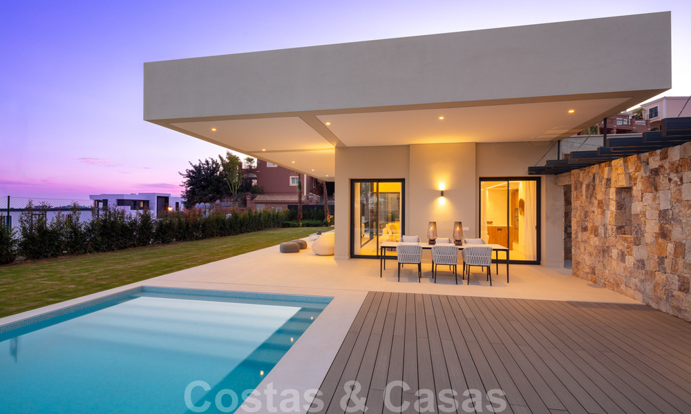 Laatste villa! Hedendaagse moderne nieuwbouw villa met zeezicht te koopin Nueva Andalucia, Marbella 30349