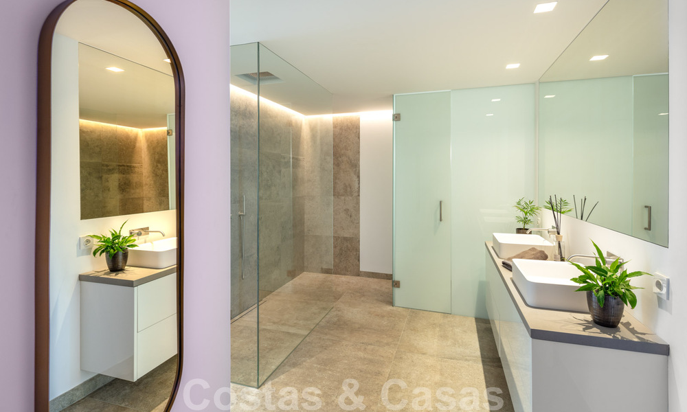 Gloednieuwe villa in eigentijdse stijl in een gated community met panoramisch zeezicht te koop in Benahavis - Marbella 30654