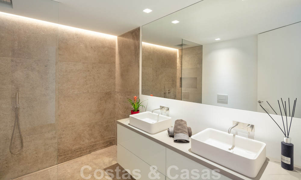 Gloednieuwe villa in eigentijdse stijl in een gated community met panoramisch zeezicht te koop in Benahavis - Marbella 30655