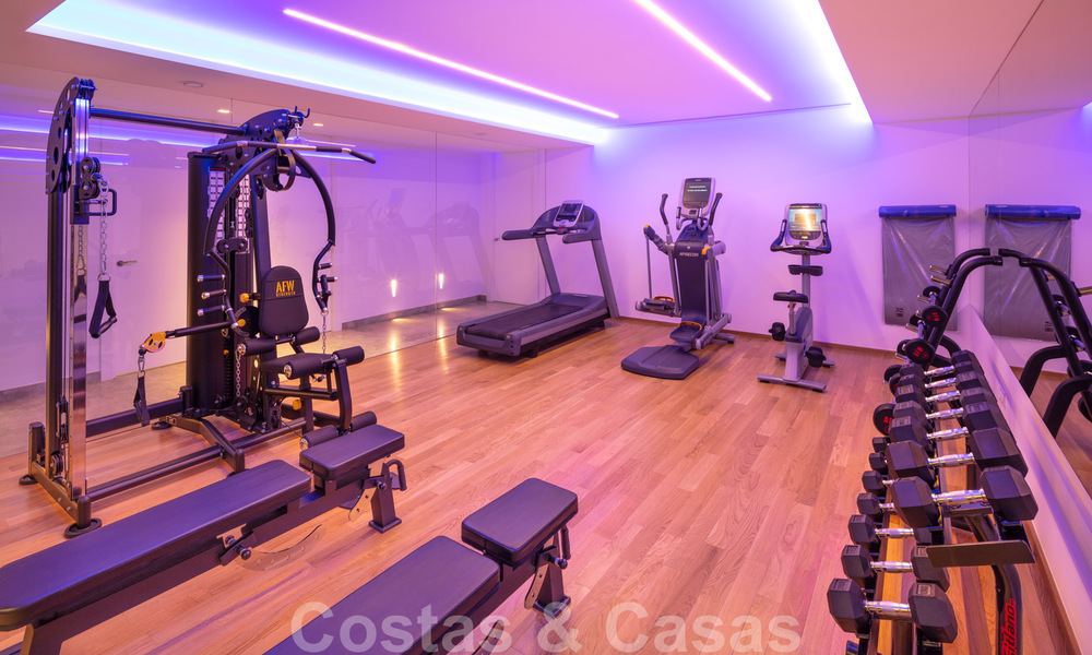 Gloednieuwe villa in eigentijdse stijl in een gated community met panoramisch zeezicht te koop in Benahavis - Marbella 30658