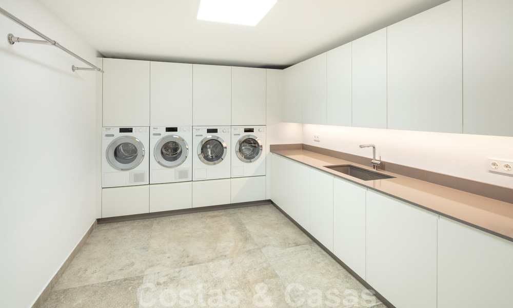 Gloednieuwe villa in eigentijdse stijl in een gated community met panoramisch zeezicht te koop in Benahavis - Marbella 30659