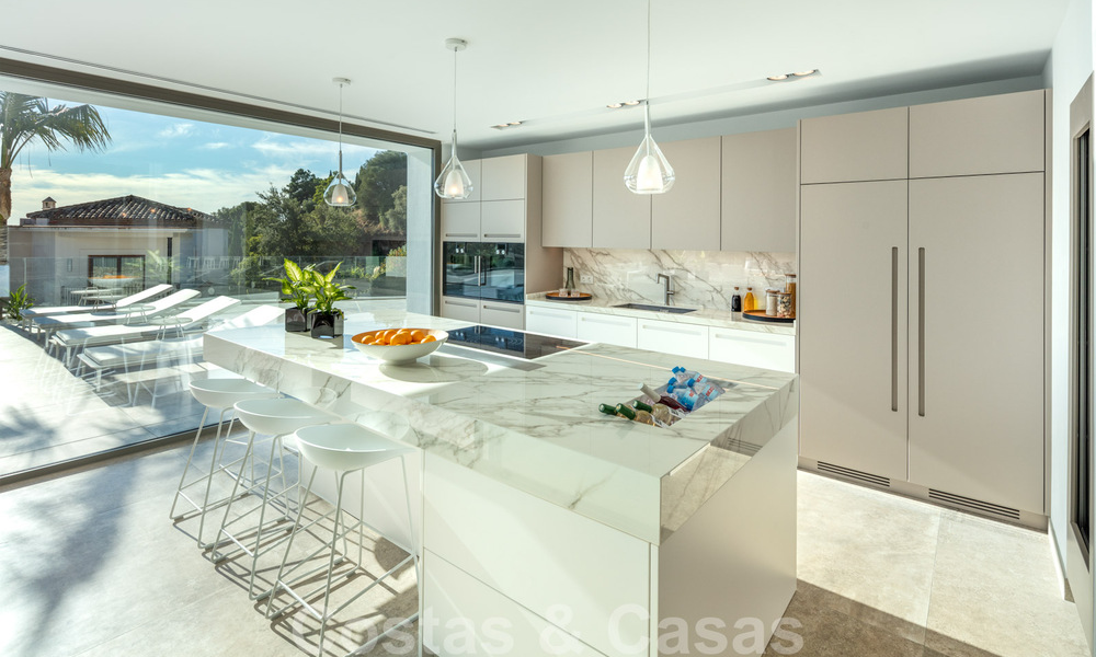 Gloednieuwe villa in eigentijdse stijl in een gated community met panoramisch zeezicht te koop in Benahavis - Marbella 30663