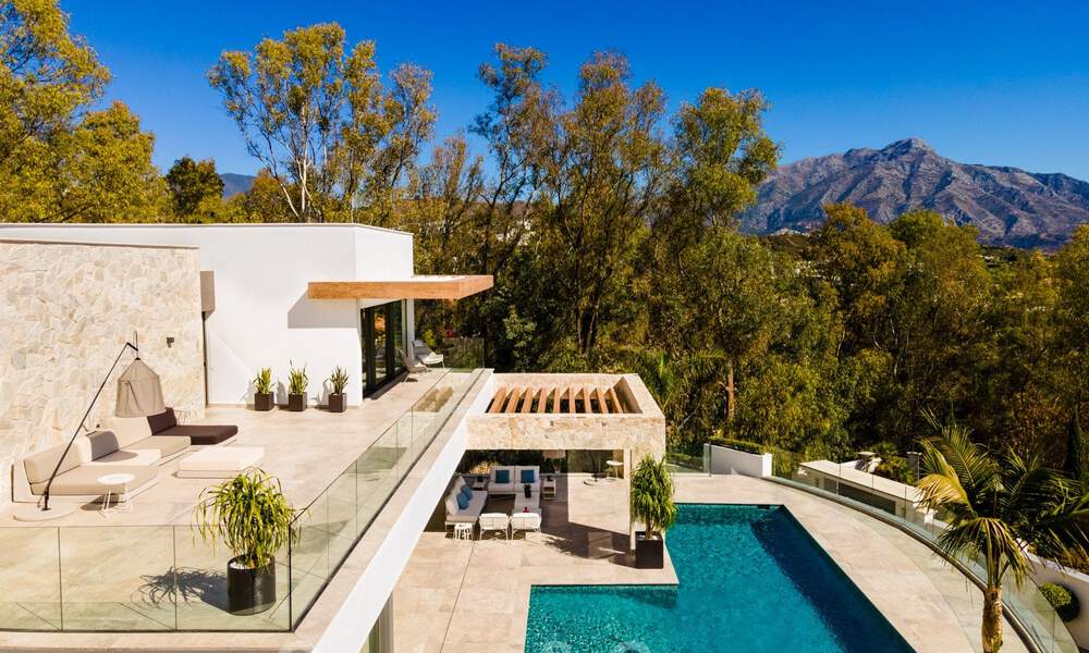 Gloednieuwe villa in eigentijdse stijl in een gated community met panoramisch zeezicht te koop in Benahavis - Marbella 30675