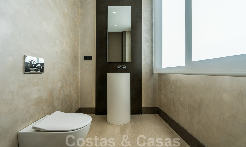 Instapklare moderne villa te koop op loopafstand van voorzieningen en Puerto Banus in Nueva Andalucia, Marbella 30683