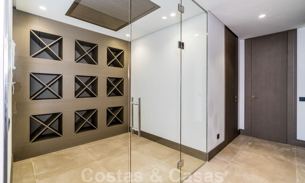 Instapklare moderne villa te koop op loopafstand van voorzieningen en Puerto Banus in Nueva Andalucia, Marbella 30699