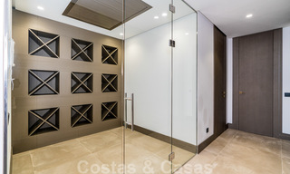 Instapklare moderne villa te koop op loopafstand van voorzieningen en Puerto Banus in Nueva Andalucia, Marbella 30699 