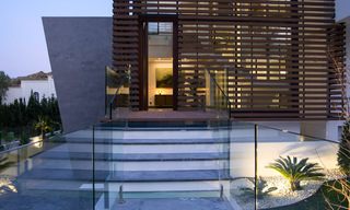 Instapklare moderne villa te koop op loopafstand van voorzieningen en Puerto Banus in Nueva Andalucia, Marbella 30705 