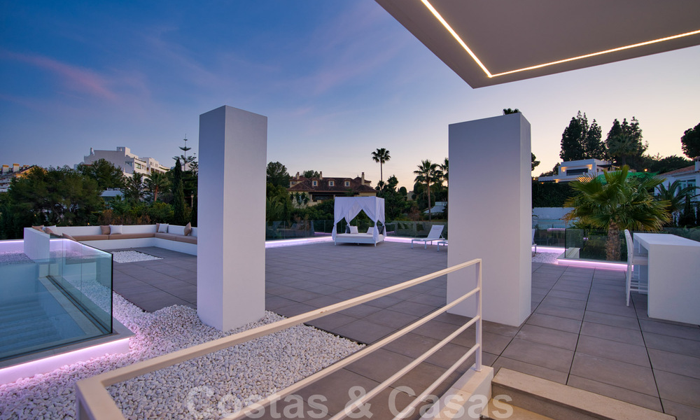 Instapklare moderne villa te koop op loopafstand van voorzieningen en Puerto Banus in Nueva Andalucia, Marbella 30706