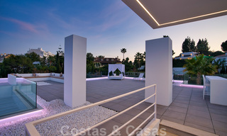 Instapklare moderne villa te koop op loopafstand van voorzieningen en Puerto Banus in Nueva Andalucia, Marbella 30706 