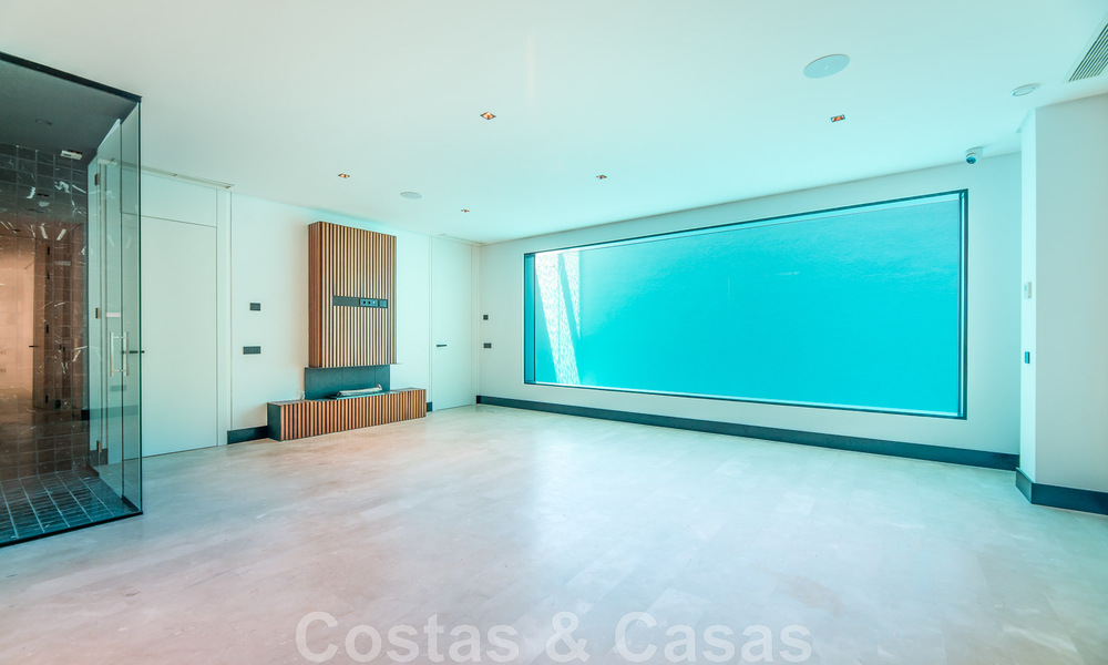 Toplocatie, moderne luxe villa te koop in een gerenommeerde urbanisatie aan het strand op de Golden Mile in Marbella. Instapklaar. 47688