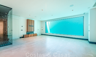 Toplokatie, moderne luxe villa te koop in een gerenommeerde urbanisatie aan het strand op de Golden Mile in Marbella. Instapklaar. 47688 