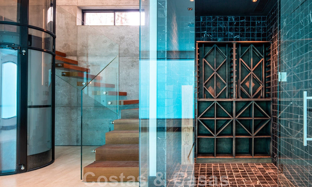 Toplocatie, moderne luxe villa te koop in een gerenommeerde urbanisatie aan het strand op de Golden Mile in Marbella. Instapklaar. 47689