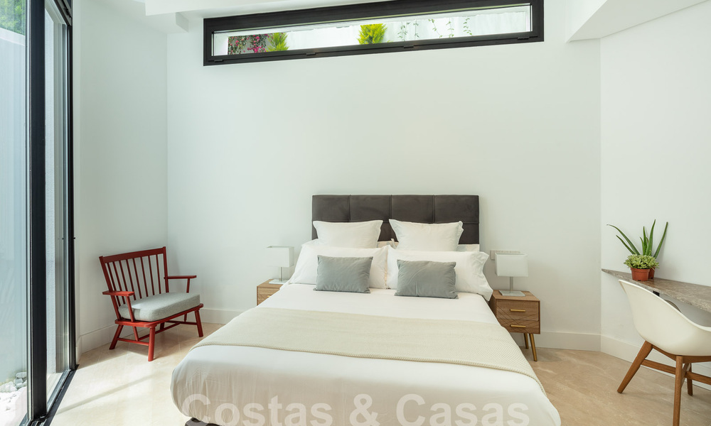 Toplocatie, moderne luxe villa te koop in een gerenommeerde urbanisatie aan het strand op de Golden Mile in Marbella. Instapklaar. 57217