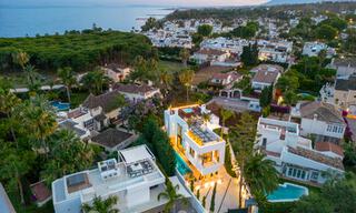 Toplocatie, moderne luxe villa te koop in een gerenommeerde urbanisatie aan het strand op de Golden Mile in Marbella. Instapklaar. 57219 