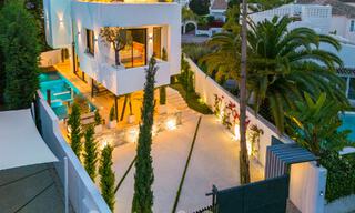 Toplocatie, moderne luxe villa te koop in een gerenommeerde urbanisatie aan het strand op de Golden Mile in Marbella. Instapklaar. 57220 