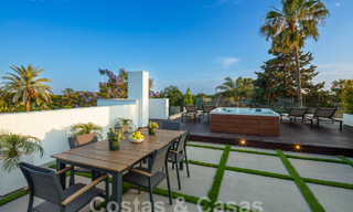 Toplocatie, moderne luxe villa te koop in een gerenommeerde urbanisatie aan het strand op de Golden Mile in Marbella. Instapklaar. 57222 