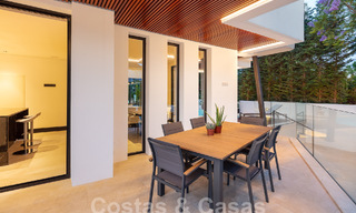 Toplokatie, moderne luxe villa te koop in een gerenommeerde urbanisatie aan het strand op de Golden Mile in Marbella. Instapklaar. 57227 