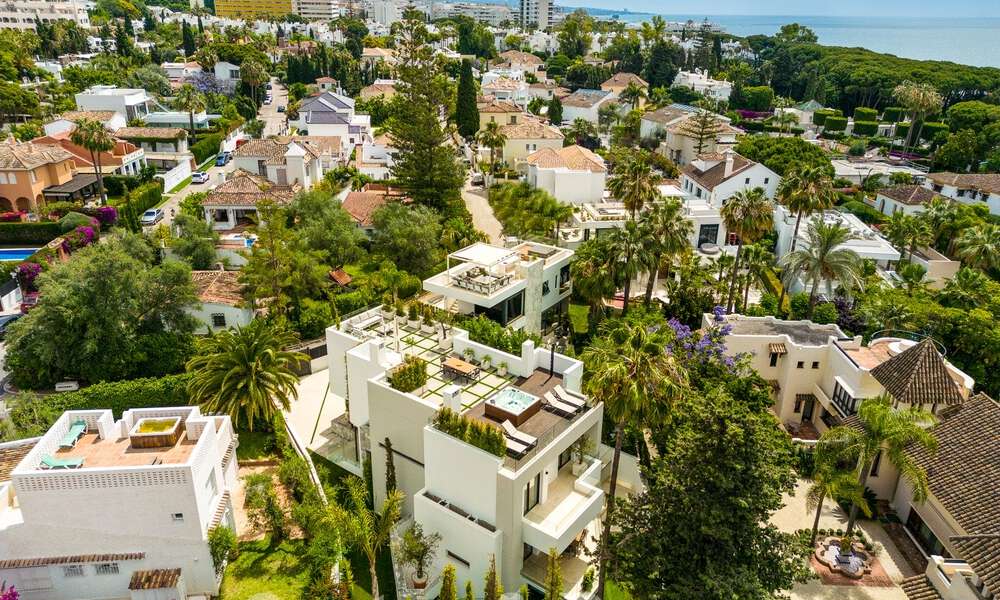 Toplocatie, moderne luxe villa te koop in een gerenommeerde urbanisatie aan het strand op de Golden Mile in Marbella. Instapklaar. 57230