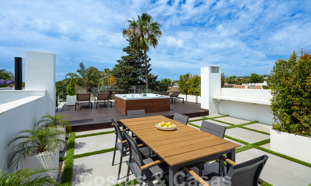 Toplocatie, moderne luxe villa te koop in een gerenommeerde urbanisatie aan het strand op de Golden Mile in Marbella. Instapklaar. 57231