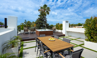 Toplocatie, moderne luxe villa te koop in een gerenommeerde urbanisatie aan het strand op de Golden Mile in Marbella. Instapklaar. 57231 