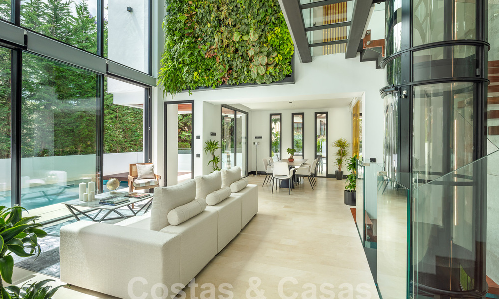 Toplocatie, moderne luxe villa te koop in een gerenommeerde urbanisatie aan het strand op de Golden Mile in Marbella. Instapklaar. 57233