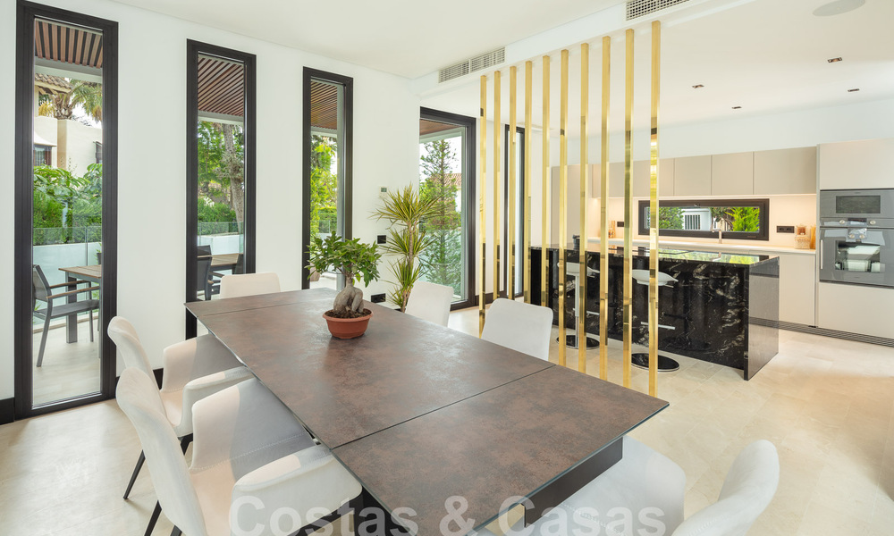 Toplocatie, moderne luxe villa te koop in een gerenommeerde urbanisatie aan het strand op de Golden Mile in Marbella. Instapklaar. 57238