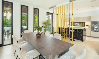 Toplocatie, moderne luxe villa te koop in een gerenommeerde urbanisatie aan het strand op de Golden Mile in Marbella. Instapklaar. 57238 