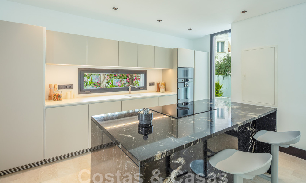 Toplocatie, moderne luxe villa te koop in een gerenommeerde urbanisatie aan het strand op de Golden Mile in Marbella. Instapklaar. 57239