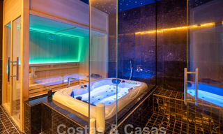 Toplocatie, moderne luxe villa te koop in een gerenommeerde urbanisatie aan het strand op de Golden Mile in Marbella. Instapklaar. 57241 