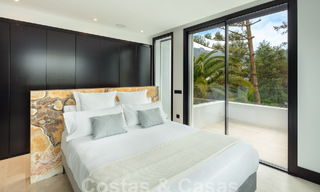 Toplocatie, moderne luxe villa te koop in een gerenommeerde urbanisatie aan het strand op de Golden Mile in Marbella. Instapklaar. 57243 