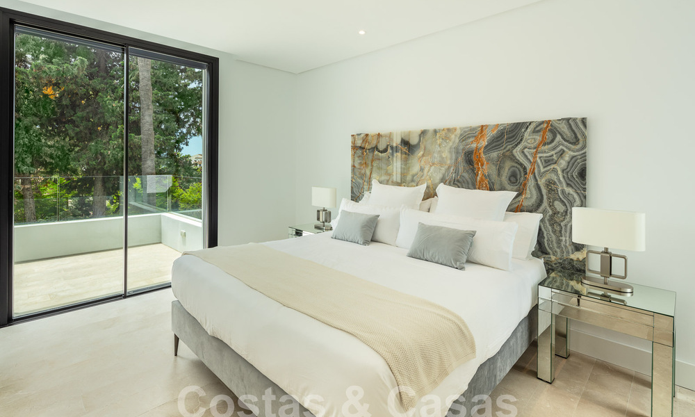 Toplokatie, moderne luxe villa te koop in een gerenommeerde urbanisatie aan het strand op de Golden Mile in Marbella. Instapklaar. 57246