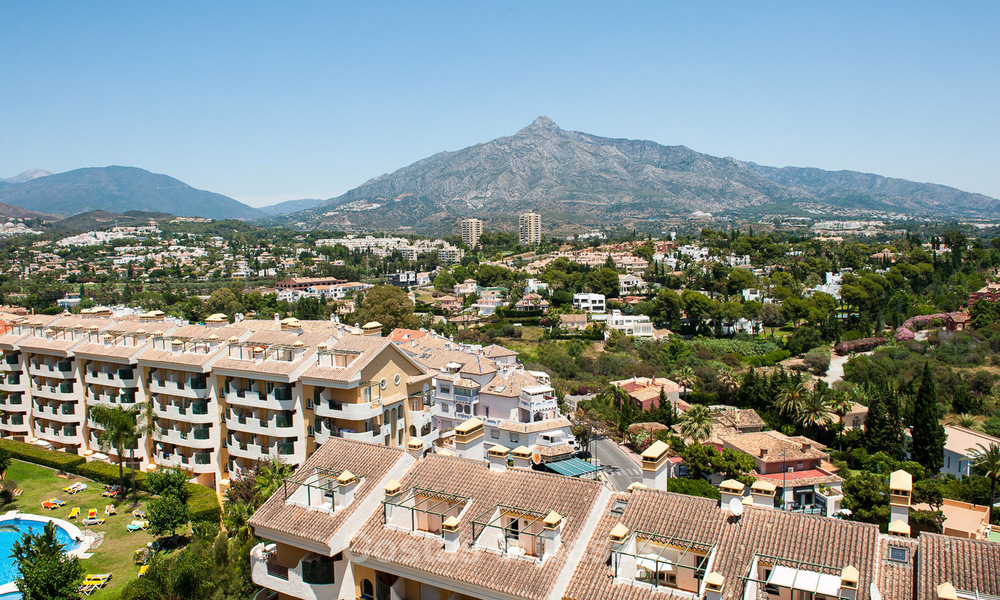 Gerenoveerd penthouse appartement te koop met zeezicht en op wandelafstand van alle voorzieningen en Puerto Banus in Nueva Andalucia, Marbella 30930