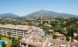 Gerenoveerd penthouse appartement te koop met zeezicht en op wandelafstand van alle voorzieningen en Puerto Banus in Nueva Andalucia, Marbella 30930 