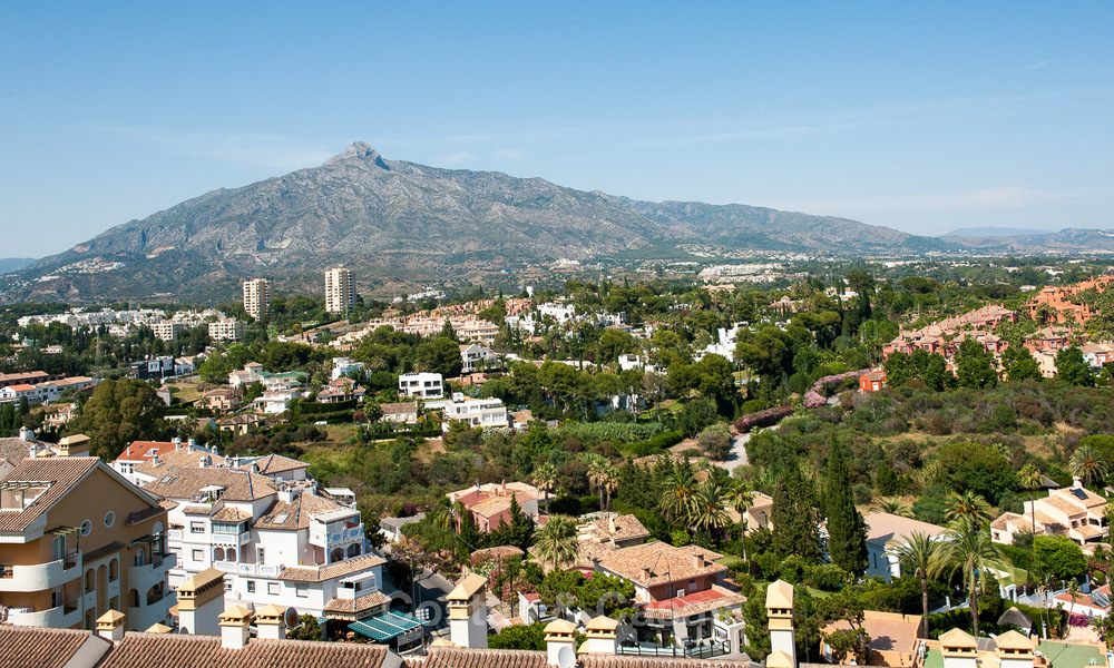 Gerenoveerd penthouse appartement te koop met zeezicht en op wandelafstand van alle voorzieningen en Puerto Banus in Nueva Andalucia, Marbella 30937