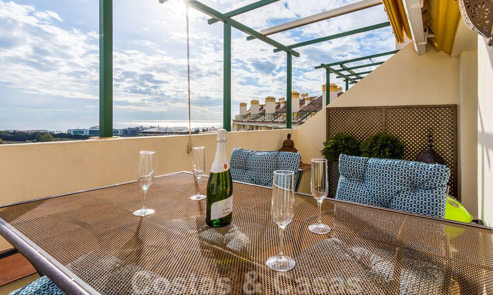 Gerenoveerd penthouse appartement te koop met zeezicht en op wandelafstand van alle voorzieningen en Puerto Banus in Nueva Andalucia, Marbella 31173