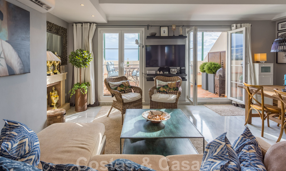 Gerenoveerd penthouse appartement te koop met zeezicht en op wandelafstand van alle voorzieningen en Puerto Banus in Nueva Andalucia, Marbella 31181