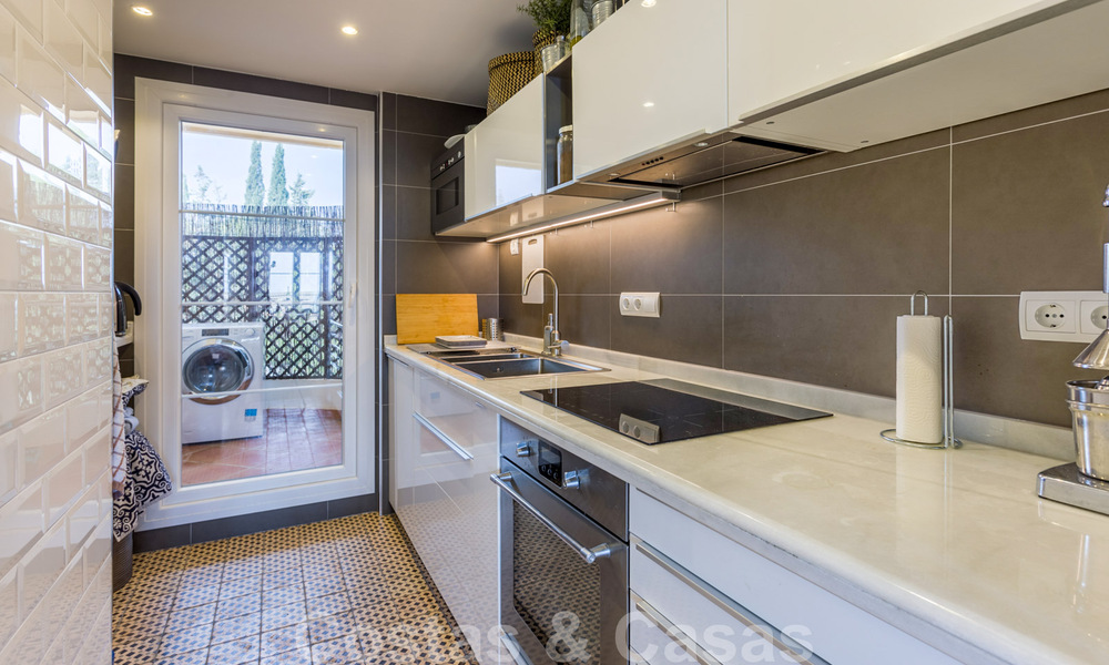 Gerenoveerd penthouse appartement te koop met zeezicht en op wandelafstand van alle voorzieningen en Puerto Banus in Nueva Andalucia, Marbella 31184