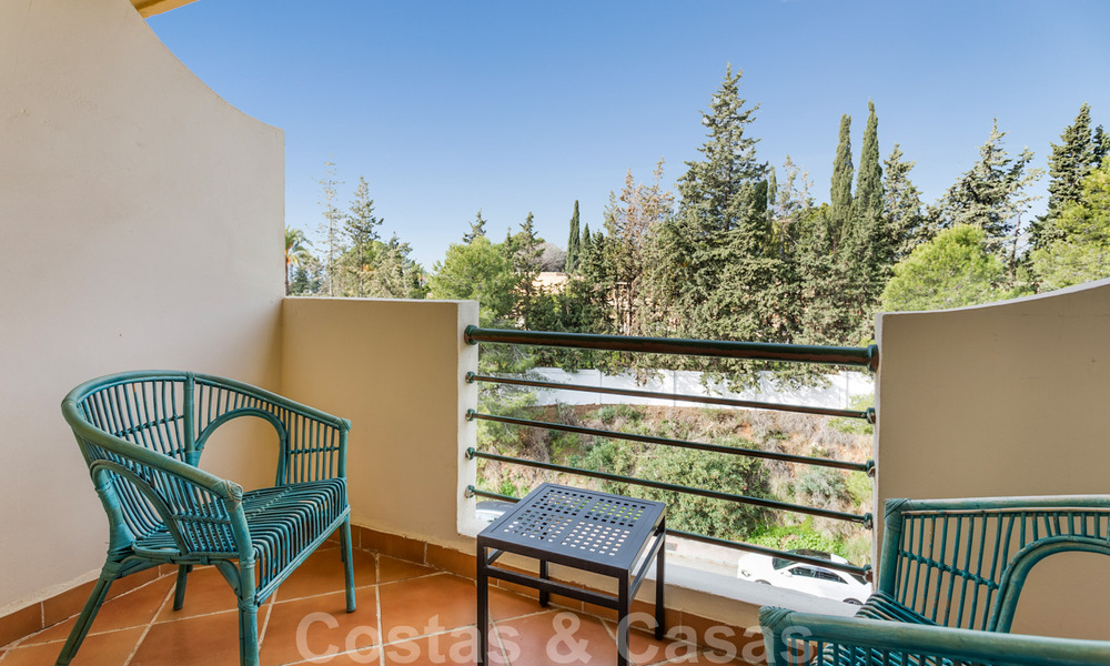 Gerenoveerd penthouse appartement te koop met zeezicht en op wandelafstand van alle voorzieningen en Puerto Banus in Nueva Andalucia, Marbella 31190