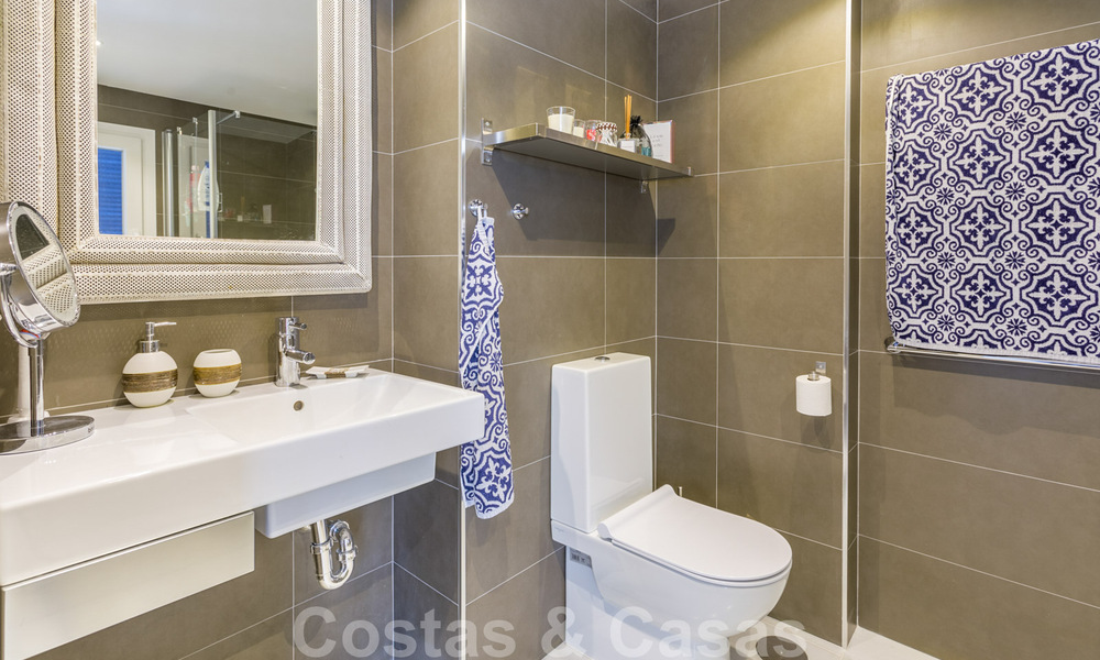 Gerenoveerd penthouse appartement te koop met zeezicht en op wandelafstand van alle voorzieningen en Puerto Banus in Nueva Andalucia, Marbella 31196