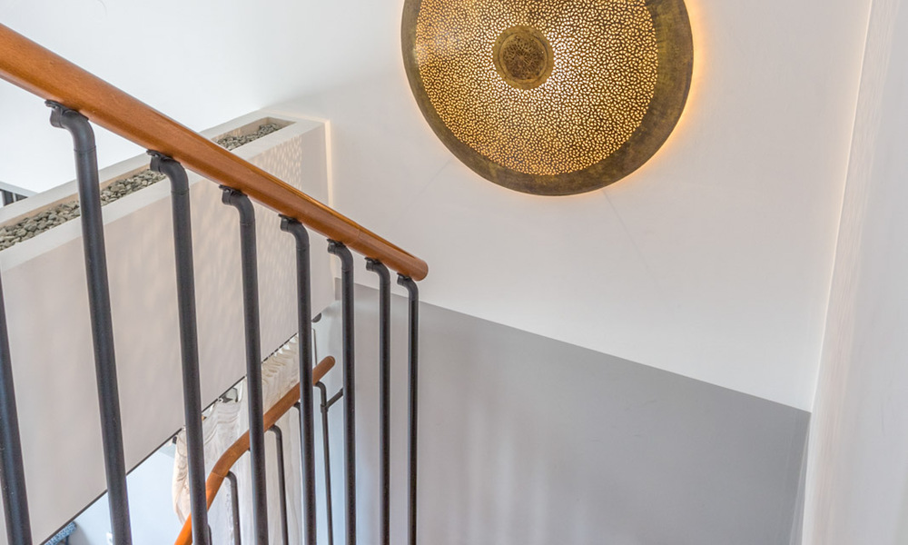 Gerenoveerd penthouse appartement te koop met zeezicht en op wandelafstand van alle voorzieningen en Puerto Banus in Nueva Andalucia, Marbella 31200