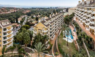 Gerenoveerd penthouse appartement te koop met zeezicht en op wandelafstand van alle voorzieningen en Puerto Banus in Nueva Andalucia, Marbella 31201 